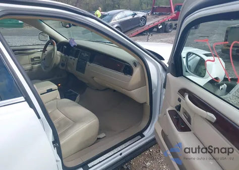 2007 Lincoln Town Car Signature Limited from USA, damaged, VIN 1LNHM82W57Y633673